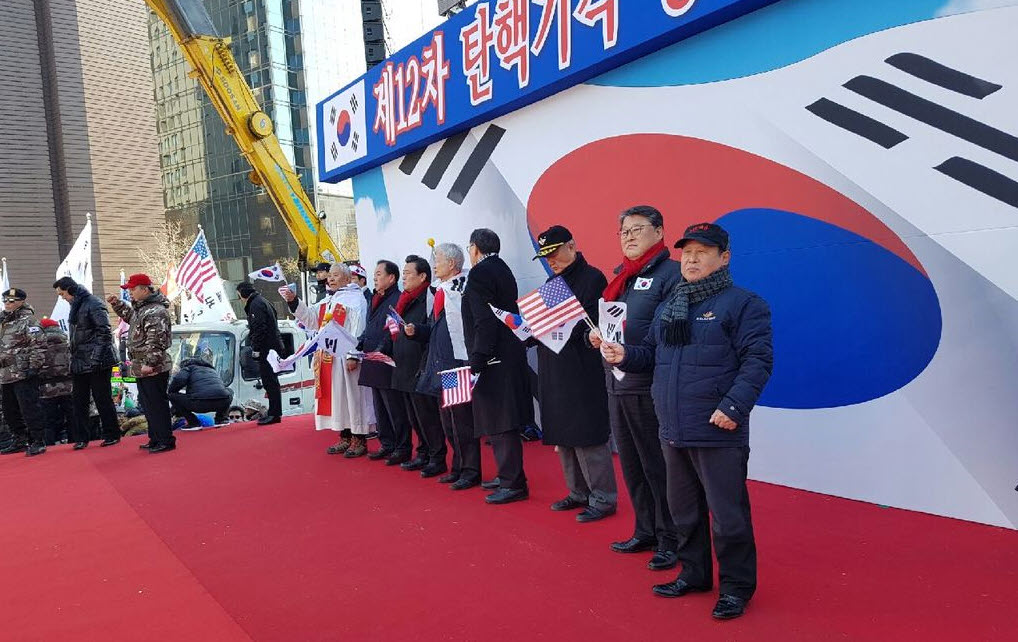 2월 11일 오후 2시부터 서울 대한문 앞에서 열린 탄기국 집회에서 김기봉 제3노총 대변인(오른쪽)이 다른 연사들과 함게 연단에 올라가 있다