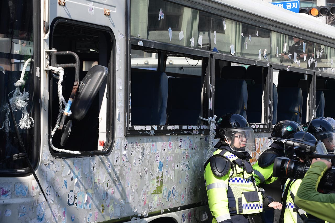 박근혜 지지자들이 10일 오후 서울 종로구 안국역 인근에서 박근혜 전 대통령 '파면' 선고에 반발하며 헌법재판소로 진출을 시도하는 과정에서 경찰과 충돌해 경찰버스 운전석 앞 유리창이 파손되어 있다.