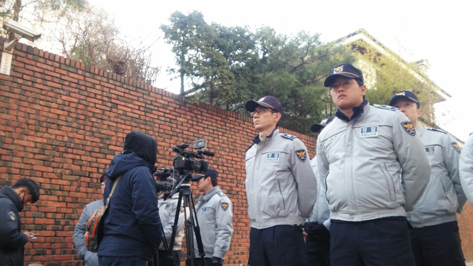 박근혜 전 대통령의 사저로 향하는 길목에는 경찰이 배치돼, 출입을 통제하고 있다. 