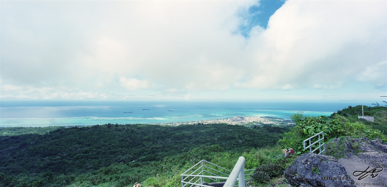 타포차우 산에서(2) 네거티브필름. 멀리 보이는 해변이 바로 가장 번화가인 가라펜을 포함한 서쪽 해안이다.