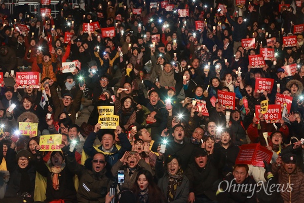 지난 2017년 3월 10일 헌법재판소에서 탄핵인용되어 박근혜 대통령이 대통령직에서 파면되자 광화문광장에서 열린 촛불문화제에서 참석자들이 “박근혜 구속” 등을 요구하며 자축하고 있다.