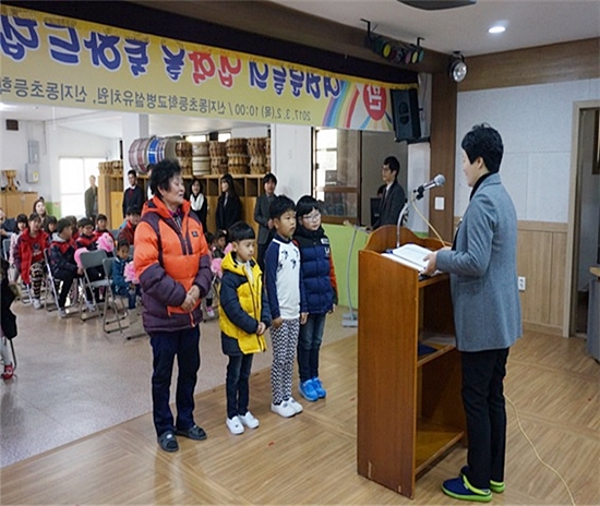신지동초등학교에 입학한 만학도 김영자 할머니(69)가 손주뻘 신입생들과 입학식장에 함께 했다.