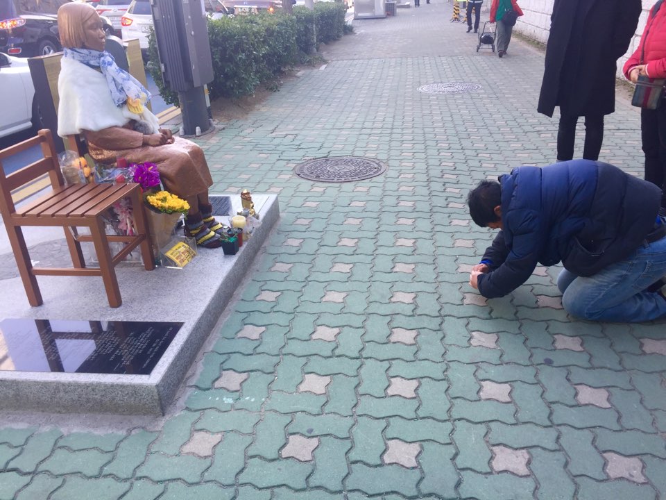탄핵이 인용된 날 소녀상을 향해 절을 하고 있는 최장수씨(36)