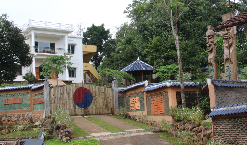 인도네시아 보고르 산마을에 지은 집 나무대문에 그려 넣은 태극문양. 
