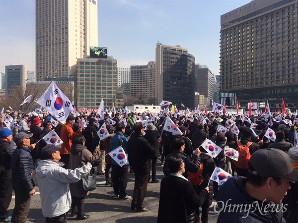  11일 오후 2시 서울시청 앞에서 진행되는 '제1차 탄핵무효 국민저항 총궐기 국민대회'의 한 장면.