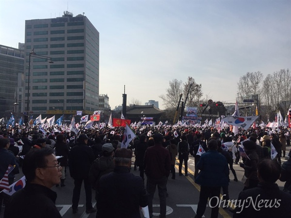 11일 오후 서울 중구 덕수궁 대한문 앞에서 박사모 등 친박단체가 모인 '대통령 탄핵 기각을 위한 국민총궐기 운동본부'(탄기국) 주최로 '제1차 국민저항운동 태극기 집회'가 열리는 모습.