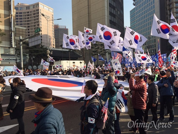  11일 오후 서울 중구 덕수궁 대한문 앞에서 박사모 등 친박단체가 모인 '대통령 탄핵 기각을 위한 국민총궐기 운동본부'(탄기국) 주최로 '제1차 국민저항운동 태극기 집회'가 열린 뒤 참가자들이 행진을 하고 있다.