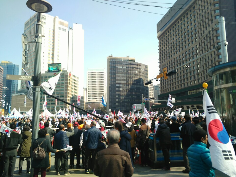 박근혜 전 대통령이 탄핵된 지 하루가 지난 서울시청 앞, 탄핵무효 집회장에는 군가가 울려퍼졌다. 