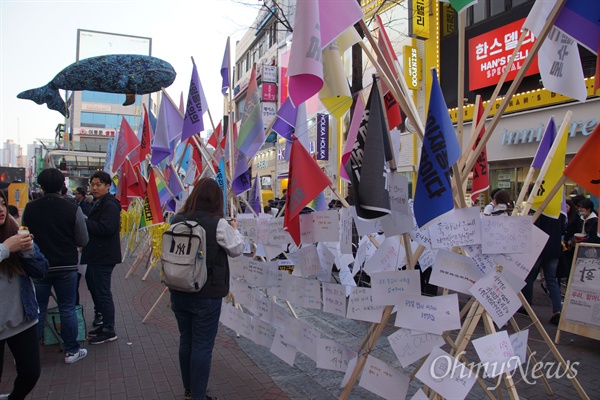  11일 오후 대구시 중구 동성로에 설치된 시민들의 글과 세월호 고래 풍선.