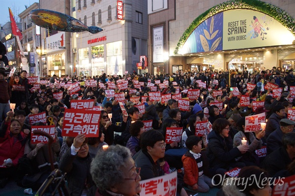 11일 오후 대구백화점 앞에서 열린 대구시국대회에서 참가자들은 박근혜 전 대통령을 구속하라고 요구했다.