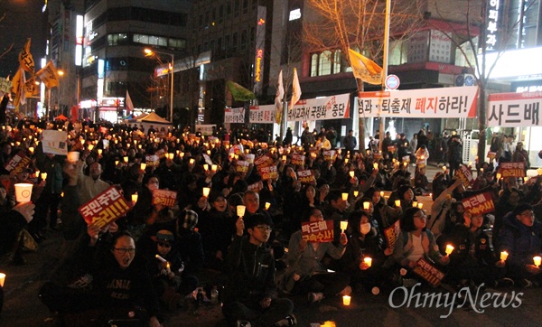  11일 저녁 대전 서구 둔산동 갤러리아타임월드 백화점 앞거리에서 '촛불과 함께 한 모든 날이 좋았다. 박근혜 구속! 적폐청산 제16차 대전시민 시국대회'가 개최됐다. 