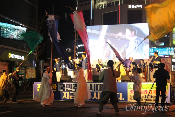  11일 저녁 대전 서구 둔산동 갤러리아타임월드 백화점 앞거리에서 '촛불과 함께 한 모든 날이 좋았다. 박근혜 구속! 적폐청산 제16차 대전시민 시국대회'가 개최됐다. 사진은 마당극패 우금치의 공연장면.