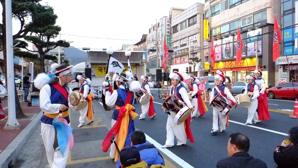  여수삼동농악(대표 손웅)이 11일 여수 19차 촛불 문화제를 열었다.