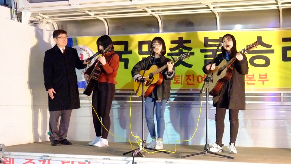  여학생들로 구성된 ‘멜타 동아리’ 축하 공연