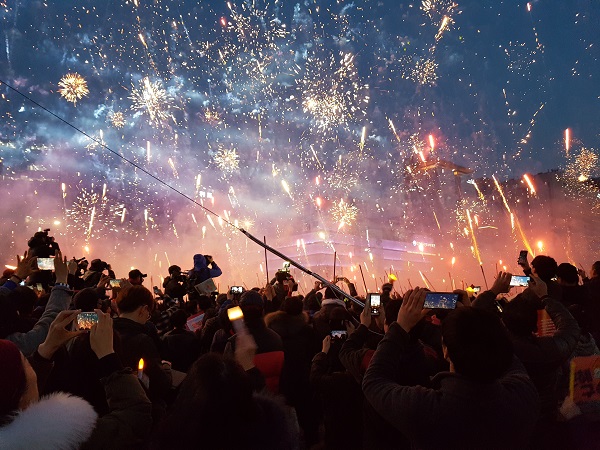 헌재의 박근혜 대통령 파면을 축하하면서 촛불시민들이 폭죽을 터뜨리고 있다.
