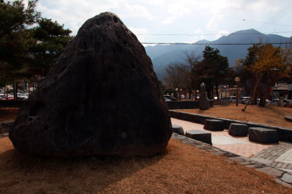 산을 닮은 바위는 삼각형이다.