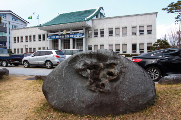 산청군의회 앞에 있는 바위는 마치 절편처럼 바위에 연꽃 모양을 두툼하게 품었다. 