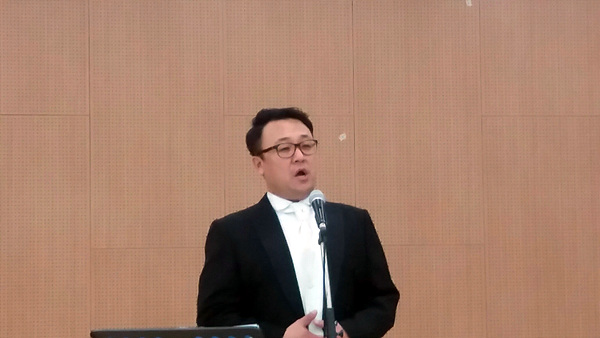 성악가 이중현씨가  김진수 지회장 취임을 축하해주기 위해 노래하고 있다