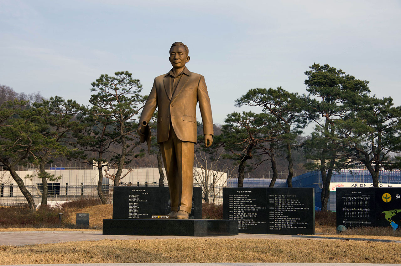박정희 생가 앞에 세워진 박 전 대통령 동상은 5m 높이로, 2011년 11월 성금 6억원을 투입해 세워졌다. 