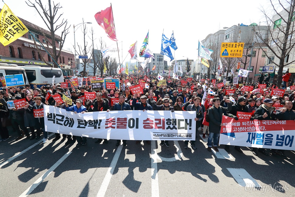 ‘낡은 대한민국’의 상징이었던 '박근혜의 퇴장'은 광장에서 민주주의를 창조해 낸 새로운 ‘시민의 탄생’으로 이어졌다.