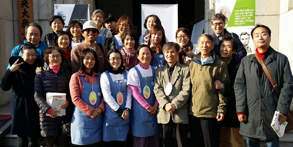 채식평화연대 채식평화연대 회원들이 강연을 한 황성수 박사, 임동규 농부의사, 가수 김정식씨 등과 기념촬영을 했다.