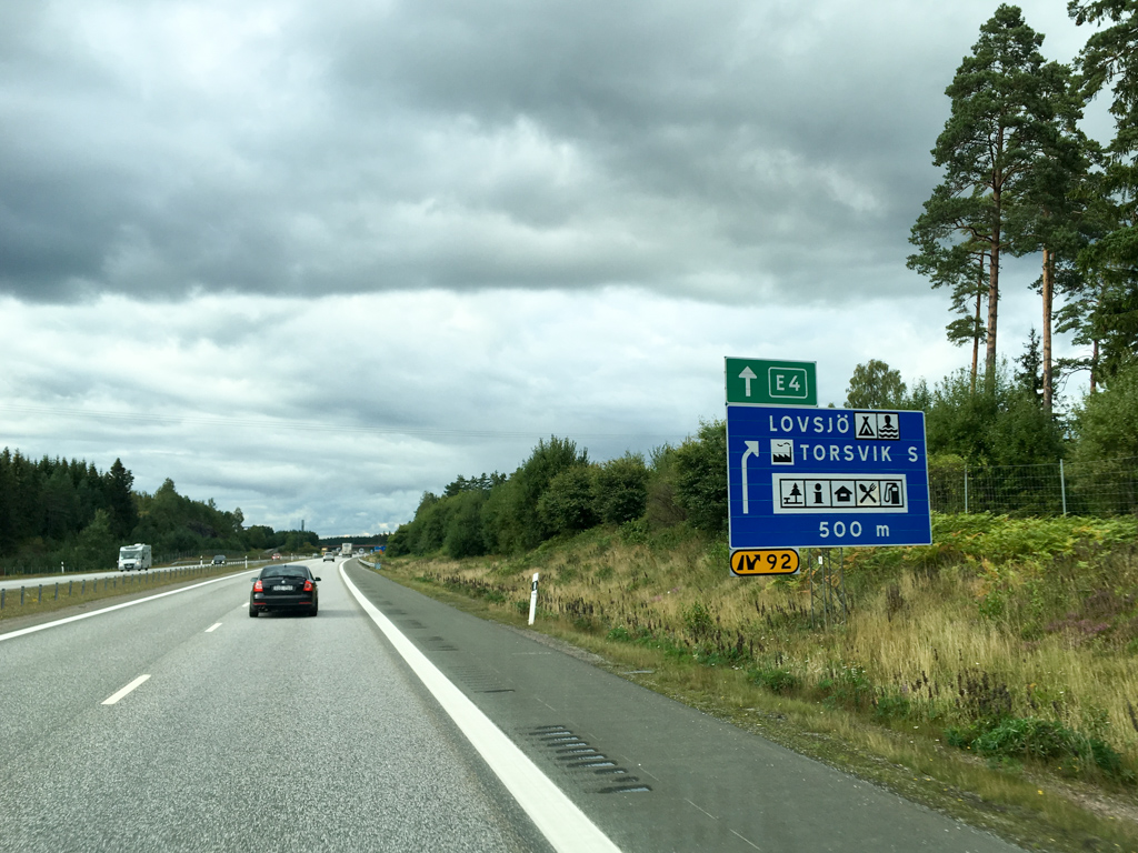 고속도로 표지판에 있는 '캠핑장', '수영' 같은 그림들이 스웨덴에 왔음을 알려주고 있었다.