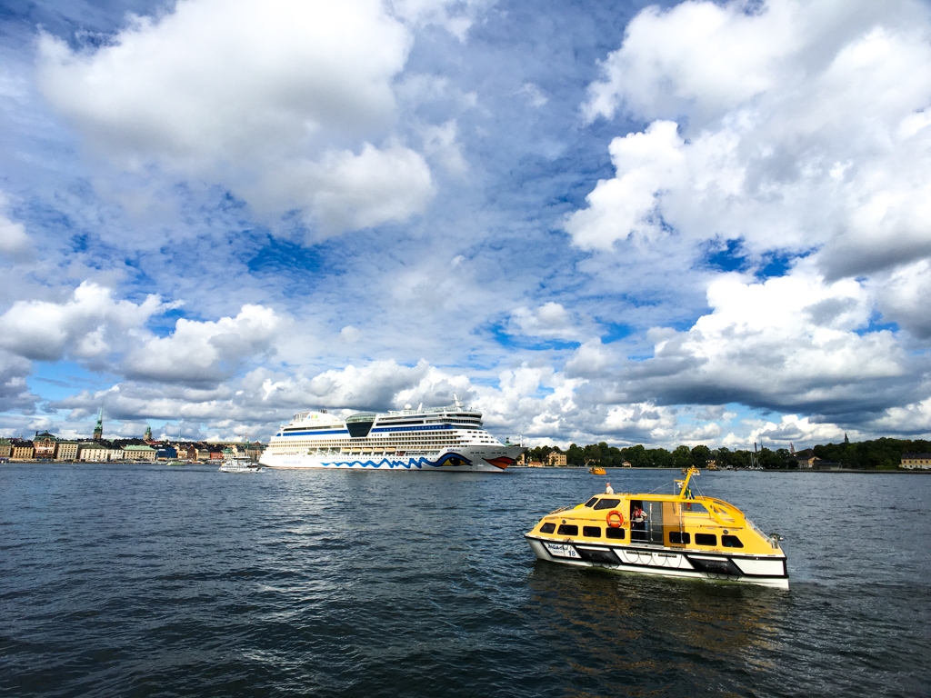 스톡홀름 항구에 정박 중인 페리의 승객들을 연신 실어나르는 노란 보트