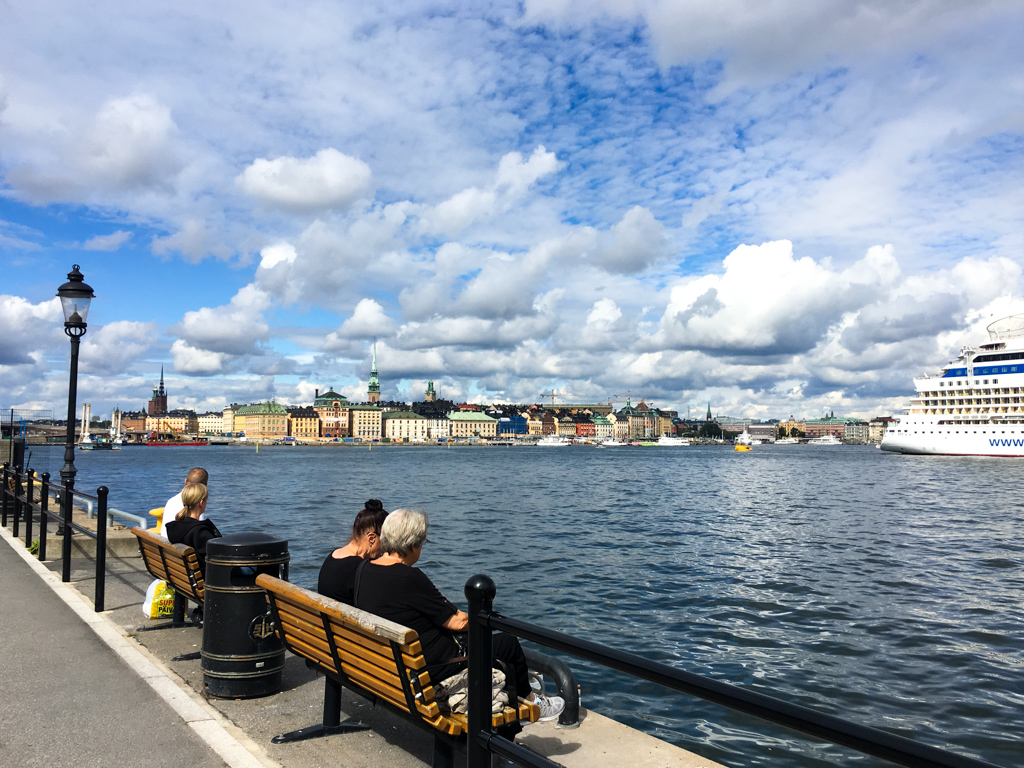 여행객들이 풍기는 여유로움이 넘치는 스톡홀름 항구
