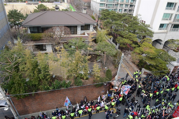 헌법재판소가 박근혜 전 대통령에 대한 파면을 결정한지 사흘째인 12일 오후 서울 강남구 삼성동 박 전 대통령 자택 앞에 박사모 회원들이 태극기와 성조기를 들고 탄핵 항의시위를 하고 있다. 
