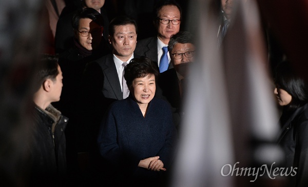 박근혜 전 대통령이 헌법재판소로부터 파면된 후 사흘째인 12일 오후 서울 강남구 삼성동 자택으로 들어가기 전 박사모 회원들과 인사를 나누고 있다. 