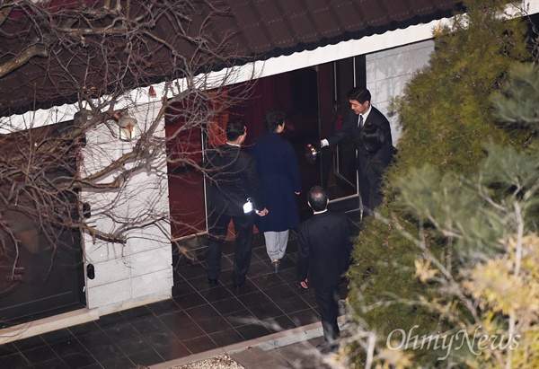 박근혜 전 대통령이 헌법재판소의 탄핵심판 인용으로 파면된지 사흘째인 12일 오후 서울 삼성동 자택에 박 전 대통령이 들어서고 있다.
