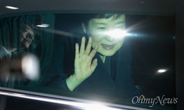 헌법재판소의 파면(탄핵인용) 선고 후 이틀만인 12일 오후 박근혜 전 대통령이 청와대를 떠나 서울 강남구 삼성동 자신의 집으로 돌아오며, 지지자들을 향해 미소 지으며 손을 흔들고 있다.