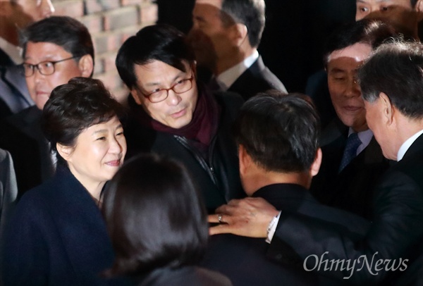 밝은 표정으로 자유한국당 의원 만나는 박근혜 헌법재판소의 파면(탄핵인용) 선고 후 이틀만인 12일 오후 박근혜 전 대통령이 청와대를 떠나 서울 강남구 삼성동 자신의 집으로 돌아왔다. 박 전 대통령이 자유한국당 의원들과 밝은 표정으로 이야기를 나누고 있다.