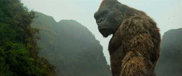  <콩: 스컬 아일랜드>의 한 장면. 기존의 킹콩 영화들과 차별화된 거대 고릴라 '콩'의 캐릭터 디자인과 표정은 인간적인 매력이 있다. 