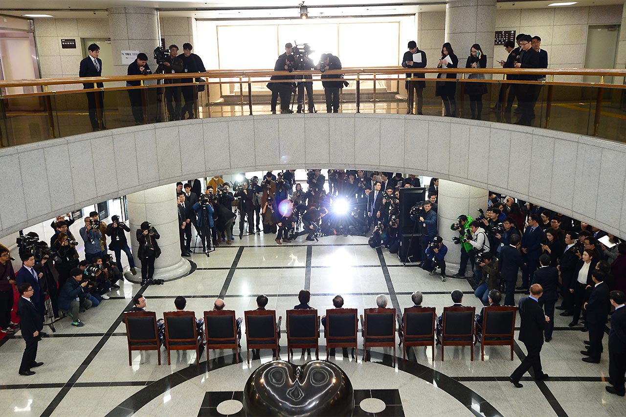 이정미 헌법재판소장 권한대행이 13일 오전 서울 종로구 재동 헌법재판소에서 퇴임식을 마친후 기념사진을 찍고 있다.