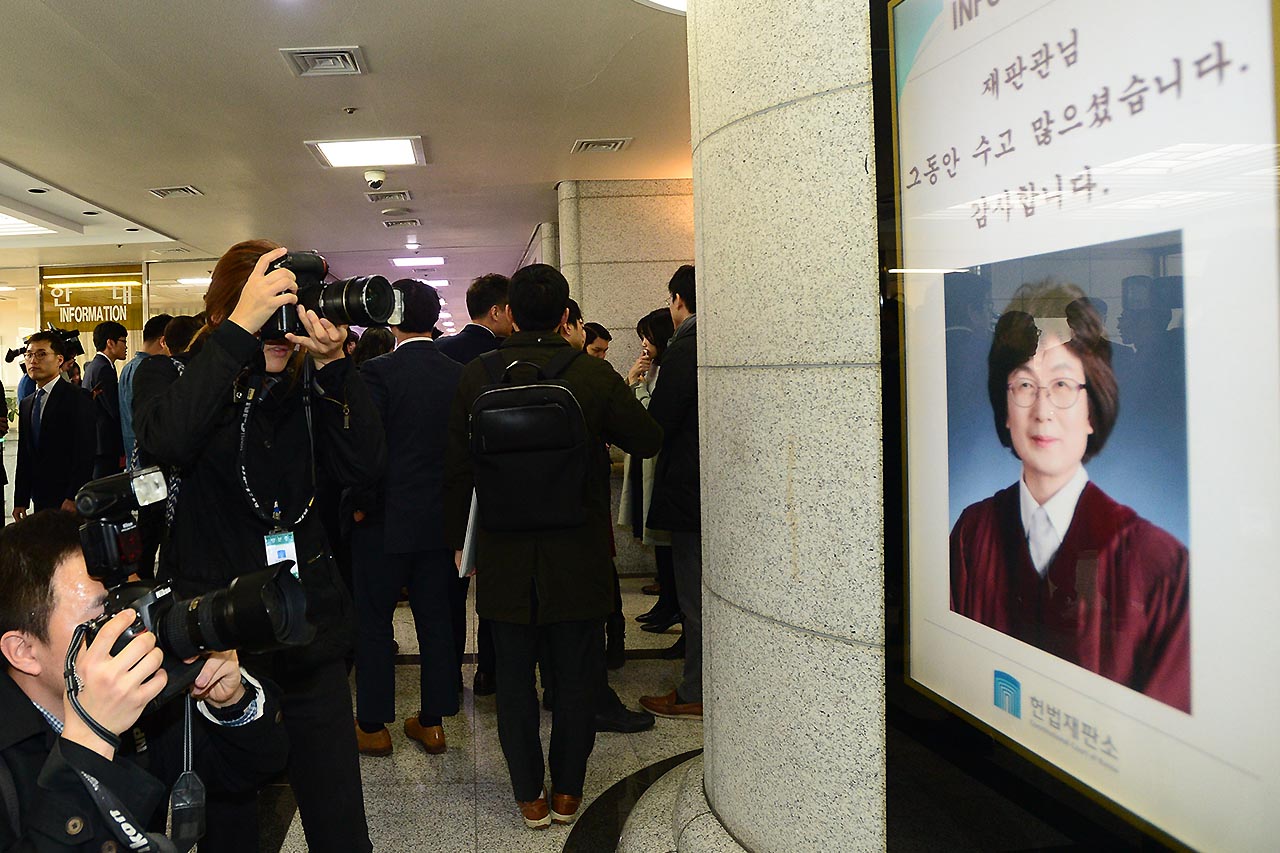 이정미 헌법재판소장 권한대행의 퇴임식이 13일 오전 서울 종로구 재동 헌법재판소에서 열린 가운데 취재기자들이 취재를 진행하고 있다.