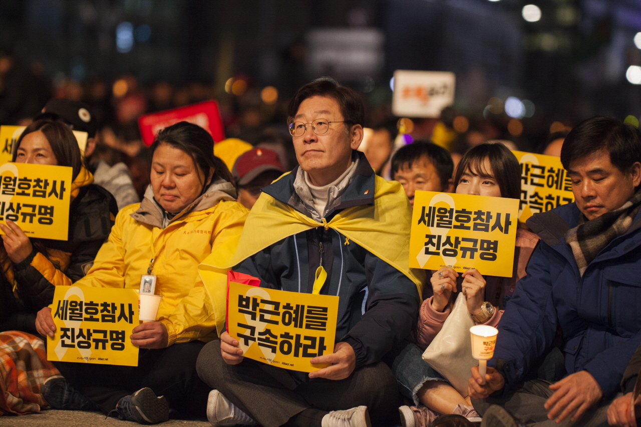 이재명 성남시장이 3월 10일 열린 촛불집회에서 세월호 유가족들과 함께 세월호 진상규명을 외쳤다.