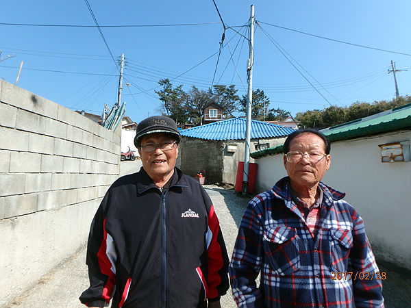  동네 내력을 이야기하는 노인들. 한 때는 앞바다를 주름잡았을 노인들도 시간 앞에는 장사가 없었다. 자식들이 보내주는 용돈과 국가에서 주는 연금으로 살아간다고 한다 