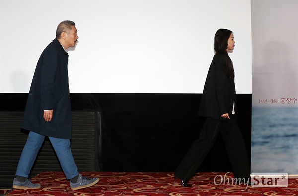 '밤의 해변에서 혼자' 홍상수-김민희, 공식적으로 연인 인정! 13일 오후 서울 롯데시네마 건대입구에서 영화 <밤의 해변에서 혼자> 시사회에서 배우 김민희와 홍상수 감독이 입장하고 있다. 두 사람은 연인관계를 묻는 기자들의 질문에 공식적으로 연인사이임을 인정했다. <밤의 해변에서 혼자>는 배우 김민희가 제67회 베를린국제영화제서 여우주연상을 수상한 홍상수 감독의 19번째 장편영화다. 23일 개봉.

