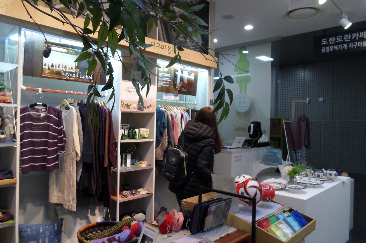 한 시민이 '공정무역가게 지구마을'에서 판매하는 공정무역 제품을 둘러보고 있다.