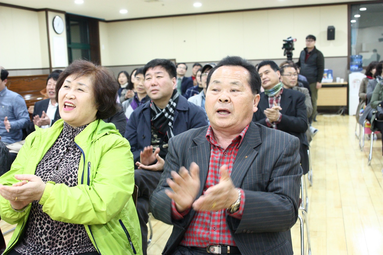  노래에 맞춰 기뻐하는 오광종 전 이사장