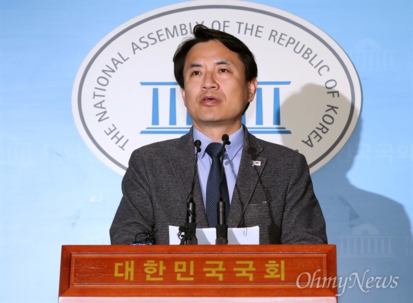 김진태 자유한국당 의원이 13일 오전 국회 정론관에서 기자회견을 열고 헌재 탄핵결정과 박 전 대통령 수사에 대한 입장을 밝히고 있다. 