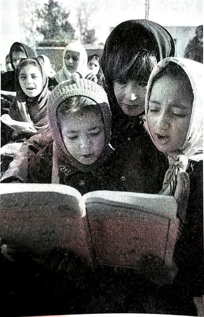카불 여학교에서 학생들이 책 읽는 모습과 구로야나기 데쓰코.
