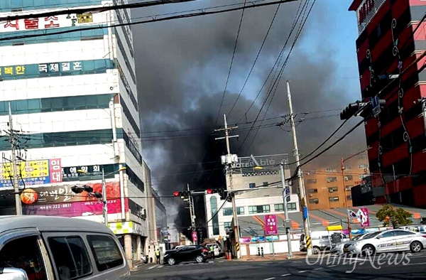  14일 오전 창원 마산합포구 소재 한 건물에서 화재가 발생해 연기가 하늘을 뒤덮었다.