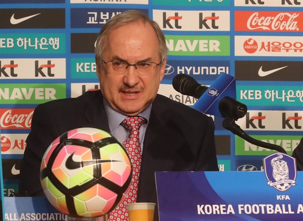  지난 13일 오전 을지로 KEB하나은행 본점에서 한국 축구대표팀 슈틸리케 감독이 월드컵 대표팀 명단발표 후 질문에 답하고 있다.