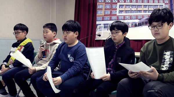 14일 인천도담초등학교 학생회장 선거에 출마한 입후보자들이 토론을 하고 있다. 