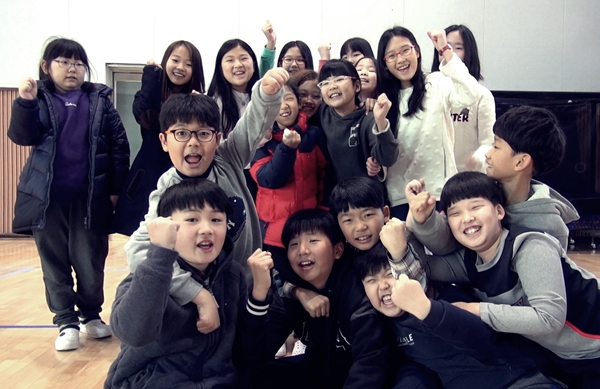 14일 인천도담초등학교 강당에 모인 학생들이 학생회장 선거에 출마한 입후보자들을 응원하고 있다.  
