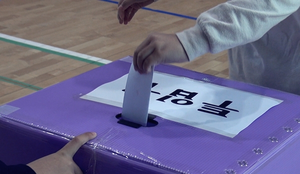 14일 인천도담초등학교 강당에서 한 학생이 학생회장 선거 투표함에 투표용지를 넣고 있다. 
