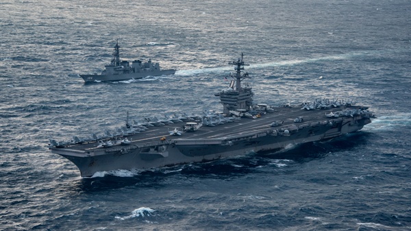 미 해군의 핵추진 항공모함인 칼 빈슨이 오는 15일 키 리졸브 훈련 참가를 위해 부산항에 입항한다. 사진은 지난 9일 동중국해를 항해 중인 칼 빈슨 항모강습단.