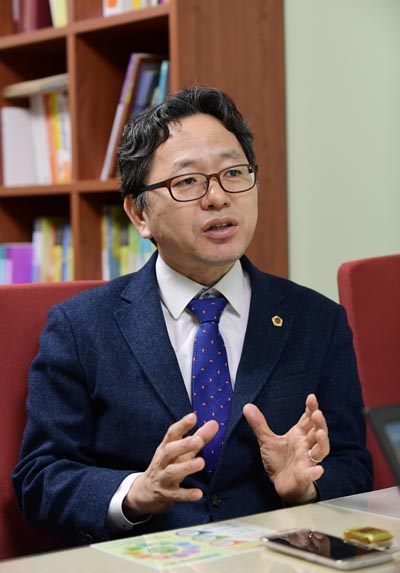 김문수 서울시의원이 친일인명사전 보급에 나섰던 배경을 설명하고 있다.